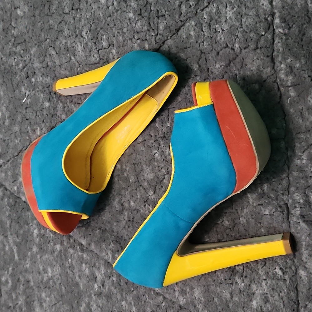 Block color peep toe pumps